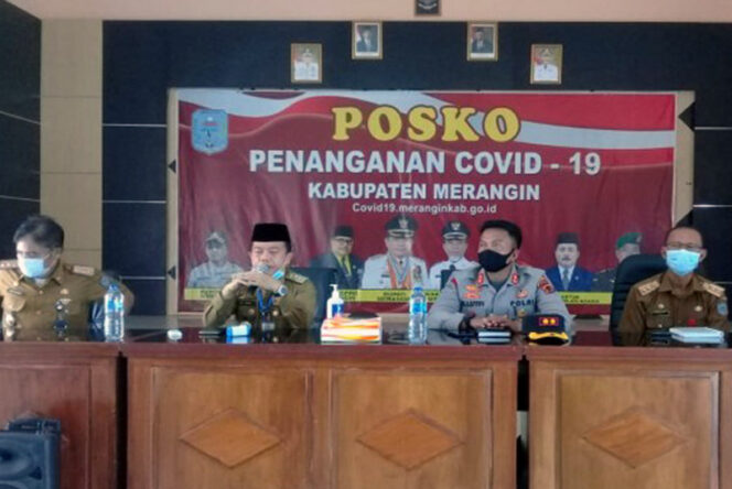 FOTO : Bupati Merangin Al Haris sekaligus Ketua Gugus Pencegahan Covid 19 Kabupaten Merangin di Posko Gugus Pencegahan Covid-19 Merangin