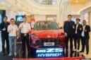 Perwakilan manajemen MG Motor Indonesia bersama jajaran pimpinan Mimosa Group berfoto bersama di samping unit SUV terbaru MG ZS Hybrid+ saat gelaran regional launch di salah satu pusat perbelanjaan di Medan. 