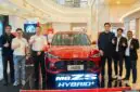Perwakilan manajemen MG Motor Indonesia bersama jajaran pimpinan Mimosa Group berfoto bersama di samping unit SUV terbaru MG ZS Hybrid+ saat gelaran regional launch di salah satu pusat perbelanjaan di Medan. 