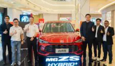 Perwakilan manajemen MG Motor Indonesia bersama jajaran pimpinan Mimosa Group berfoto bersama di samping unit SUV terbaru MG ZS Hybrid+ saat gelaran regional launch di salah satu pusat perbelanjaan di Medan. 