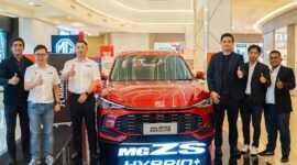 Perwakilan manajemen MG Motor Indonesia bersama jajaran pimpinan Mimosa Group berfoto bersama di samping unit SUV terbaru MG ZS Hybrid+ saat gelaran regional launch di salah satu pusat perbelanjaan di Medan. 