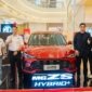 Perwakilan manajemen MG Motor Indonesia bersama jajaran pimpinan Mimosa Group berfoto bersama di samping unit SUV terbaru MG ZS Hybrid+ saat gelaran regional launch di salah satu pusat perbelanjaan di Medan. 