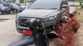 Salah satu Mobil Dinas OPD Tanjab Barat yang dipasang Stiker Logo Kabupaten. FOTO : Bas