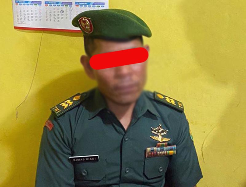Pelaku DR Berpakaian Lengkap TNI, Kini Diamankan di Mapolres Kerinci. FOTO : Hms