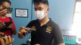 Polisi Menunjukan Senpi Rakitan yang diamankan dari AA. FOTO :Ist/jambiindependen