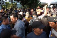 Ratusan Warga Pancurbatu Minta Keadilan ke Jokowi, Panglima TNI, KASAD Dan Pangdam 1/BB Di Depan Hotel JW Mariot Medan Terkait Kepemilikan Senpi Ilegal Kopran M. FOTO : RI-1