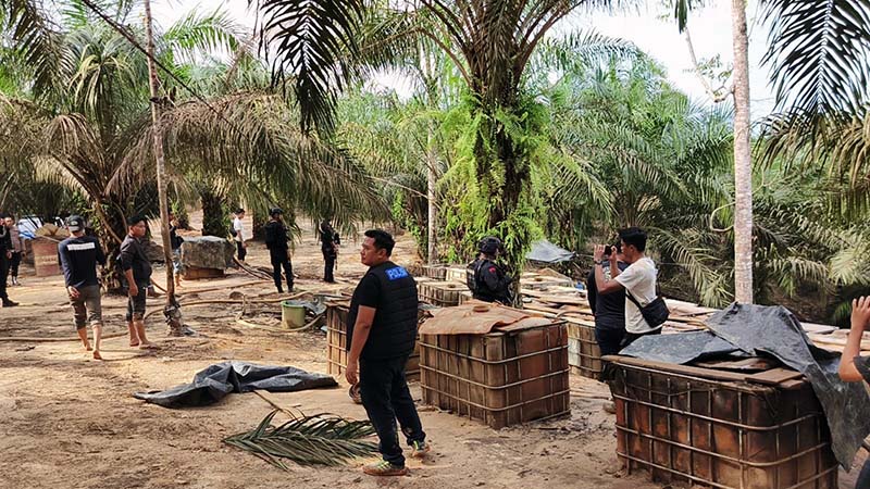 Polda Jambi dan Tim Gabungan Kembali Amankan Pelaku Penambangan Minyak Bumi Ilegal di Batanghari. FOTO : VIRYZHA