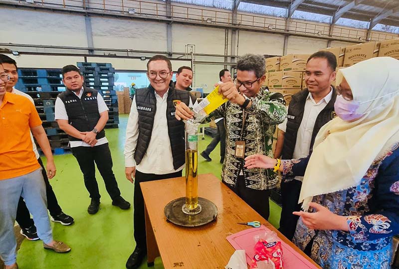 Tim Dirreskrimsus Polda Jambi Saat Melakukan Pengecekan Volume MinyakKita Kemasan Botol Maupun Pouch di Pabrik  PT KTN Muaro Jambi. FOTO : HMS