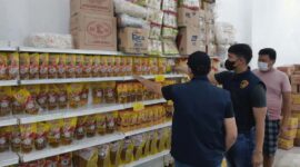 Antisipasi Kelangkaan Minyak Goreng, Unit Tipiter Polres Tanjab Barat Cek Sejumlah Mini Market Kuala Tungkal, Minggu (27/2/22). FOTO : HMS RES TJB
