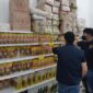Antisipasi Kelangkaan Minyak Goreng, Unit Tipiter Polres Tanjab Barat Cek Sejumlah Mini Market Kuala Tungkal, Minggu (27/2/22). FOTO : HMS RES TJB