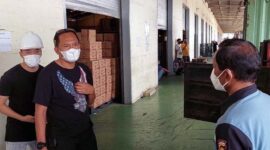 Direktur Reserse Kriminal Khusus Polda Jambi Kombes Pol Christian Tory saat Meninjau Pendistribusian Minyak Goreng ke Daerah dleh pabrik KTN di kawasan Talang Duku, Kabupaten Muaro Jambi, Senin (28/02/22). FOTO : Istimewa