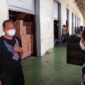 Direktur Reserse Kriminal Khusus Polda Jambi Kombes Pol Christian Tory saat Meninjau Pendistribusian Minyak Goreng ke Daerah dleh pabrik KTN di kawasan Talang Duku, Kabupaten Muaro Jambi, Senin (28/02/22). FOTO : Istimewa
