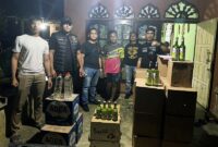 Polres Tebo Amankan 516 Botol Miras Berbagai Merek Di Rumah Warga Desa Rimbo Mulyo. FOTO : HMS RES