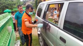 Polisi Melakukan Pemeriksaan Terhadap Mobil Dinas yang Pecah Kacanya diduga Dilakukan Pencuri Mengambil Uang Korban. FOTO : Ard/Ist/LT