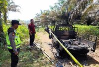 Polisi Melakukan Penyelidikan pada Mobil Pick Up Diduga Milik Kawanan Pencuri Kabal Listrik di jalan menuju Dusun Mudo Kecamatan Bangko Merangin dibakar Warga. [FOTO : Humas Res Merangin]