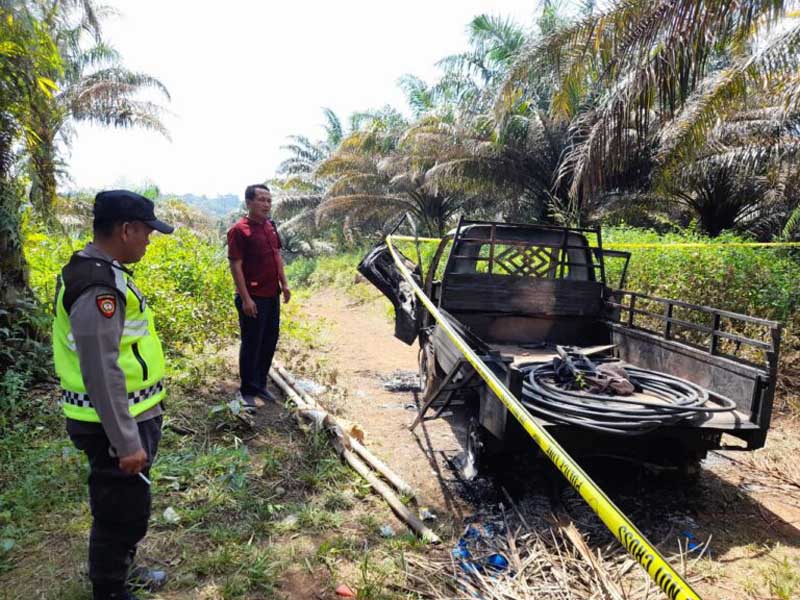 Polisi Melakukan Penyelidikan pada Mobil Pick Up Diduga Milik Kawanan Pencuri Kabal Listrik di jalan menuju Dusun Mudo Kecamatan Bangko Merangin dibakar Warga. [FOTO : Humas Res Merangin]