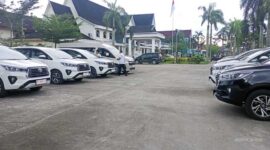 Penampakan 10 Unit Mobil baru yang terparkir di Halaman Kantor Bupati Tanjung Jabung Barat. FOTO : Bas/LT