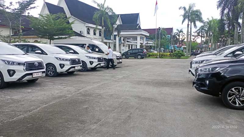 Penampakan 10 Unit Mobil baru yang terparkir di Halaman Kantor Bupati Tanjung Jabung Barat. FOTO : Bas/LT
