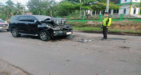 Kondisi mobil yang ditumpangi Bupati Merangin usai kecelakaan di Sridadi Kabupaten Batanghari, Jambi. Foto: ANTARA/HO