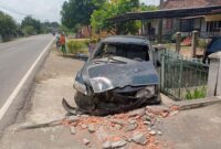 Daihatsu Xenia Hantam Tembok Pagar, Sopir dan Penumpang Terluka
