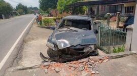 Daihatsu Xenia Hantam Tembok Pagar, Sopir dan Penumpang Terluka
