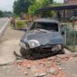 Daihatsu Xenia Hantam Tembok Pagar, Sopir dan Penumpang Terluka