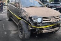 Penanampakan Mobil Mitsubisi Pajero Sport Usai Terobos Pagar Mapolda Jambi Usai Tabrak Sejumlah Pemotor, Hasil Pemeriksaan Polisi Sopir Positif Narkoba. FOTO : Ist