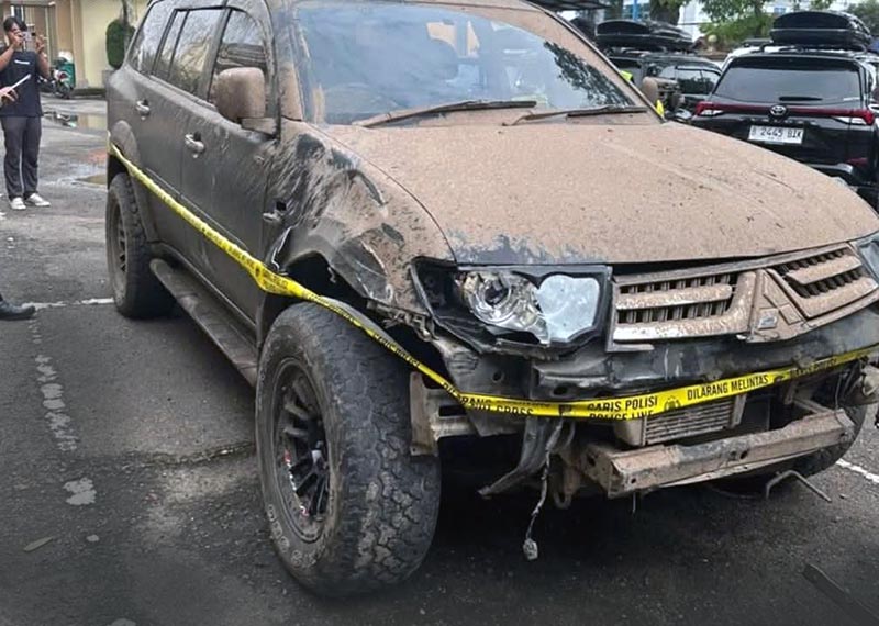 Penanampakan Mobil Mitsubisi Pajero Sport Usai Terobos Pagar Mapolda Jambi Usai Tabrak Sejumlah Pemotor, Hasil Pemeriksaan Polisi Sopir Positif Narkoba. FOTO : Ist