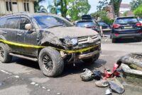 Penanampakan Mobil Mitsubisi Pajero Sport Usai Terobos Pagar Mapolda Jambi Usai Tabrak Sejumlah Pemotor, Hasil Pemeriksaan Polisi Sopir Positif Narkoba. FOTO : Ist