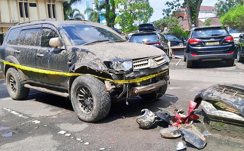 Penanampakan Mobil Mitsubisi Pajero Sport Usai Terobos Pagar Mapolda Jambi Usai Tabrak Sejumlah Pemotor, Hasil Pemeriksaan Polisi Sopir Positif Narkoba. FOTO : Ist