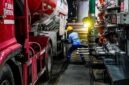 Aktivitas petugas saat mempersiapkan mobil tangki Pertamina untuk mendistribusikan BBM di area Fuel Terminal. Pertamina Patra Niaga Sumbagut memastikan seluruh lini distribusi tetap berjalan normal, aman, dan tanpa hambatan guna menepis isu mogok kerja mitra transporter. (FOTO : Dok. Pertminna)