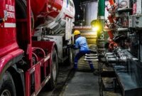 Aktivitas petugas saat mempersiapkan mobil tangki Pertamina untuk mendistribusikan BBM di area Fuel Terminal. Pertamina Patra Niaga Sumbagut memastikan seluruh lini distribusi tetap berjalan normal, aman, dan tanpa hambatan guna menepis isu mogok kerja mitra transporter. (FOTO : Dok. Pertminna)