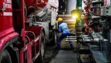 Aktivitas petugas saat mempersiapkan mobil tangki Pertamina untuk mendistribusikan BBM di area Fuel Terminal. Pertamina Patra Niaga Sumbagut memastikan seluruh lini distribusi tetap berjalan normal, aman, dan tanpa hambatan guna menepis isu mogok kerja mitra transporter. (FOTO : Dok. Pertminna)