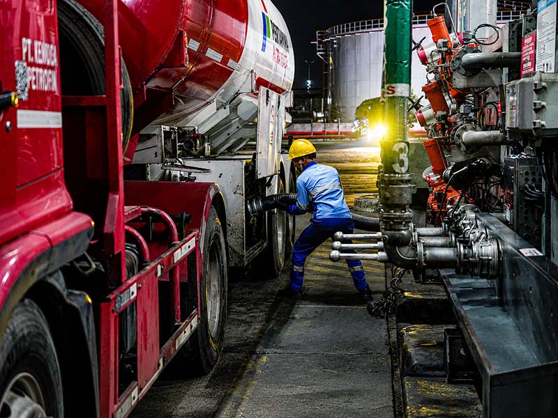 Aktivitas petugas saat mempersiapkan mobil tangki Pertamina untuk mendistribusikan BBM di area Fuel Terminal. Pertamina Patra Niaga Sumbagut memastikan seluruh lini distribusi tetap berjalan normal, aman, dan tanpa hambatan guna menepis isu mogok kerja mitra transporter. (FOTO : Dok. Pertminna)