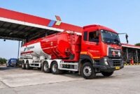 Pertamina Patra Niaga mengoptimalkan pergerakan Mobil Tangki (MT) melalui implementasi pola suplai berlapis (Regular, Alternative, Emergency). Pemantauan stok secara real-time terus dilakukan untuk memastikan kelancaran pasokan energi nasional. (FOTO : Dok. Pertamina)