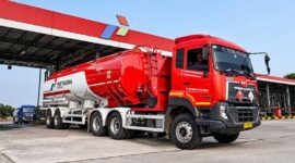Pertamina Patra Niaga mengoptimalkan pergerakan Mobil Tangki (MT) melalui implementasi pola suplai berlapis (Regular, Alternative, Emergency). Pemantauan stok secara real-time terus dilakukan untuk memastikan kelancaran pasokan energi nasional. (FOTO : Dok. Pertamina)