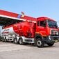 Pertamina Patra Niaga mengoptimalkan pergerakan Mobil Tangki (MT) melalui implementasi pola suplai berlapis (Regular, Alternative, Emergency). Pemantauan stok secara real-time terus dilakukan untuk memastikan kelancaran pasokan energi nasional. (FOTO : Dok. Pertamina)