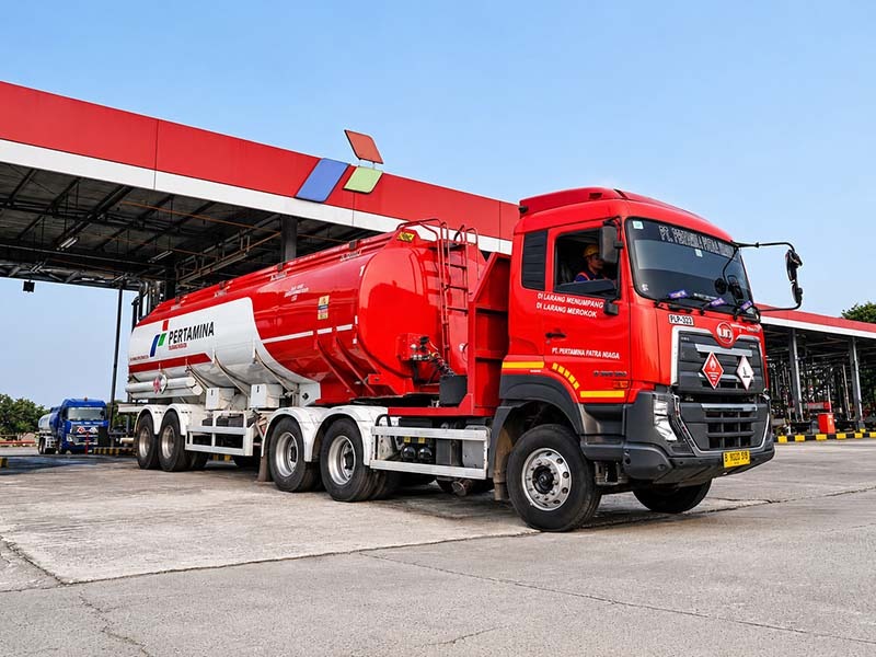 Pertamina Patra Niaga mengoptimalkan pergerakan Mobil Tangki (MT) melalui implementasi pola suplai berlapis (Regular, Alternative, Emergency). Pemantauan stok secara real-time terus dilakukan untuk memastikan kelancaran pasokan energi nasional. (FOTO : Dok. Pertamina)