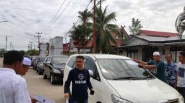 Anggota Seksi Transportasi Haul Syekh Abdul Qadir Al Jailani menempelkan stiker di Kendaraan antar jemput Jamaah. FOTO : Dok Dishub
