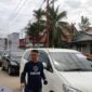 Anggota Seksi Transportasi Haul Syekh Abdul Qadir Al Jailani menempelkan stiker di Kendaraan antar jemput Jamaah. FOTO : Dok Dishub