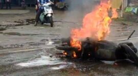Motor Mio Terbakar di Jalan Raya Simpang Rimbo. FOTO : Dhea/LT