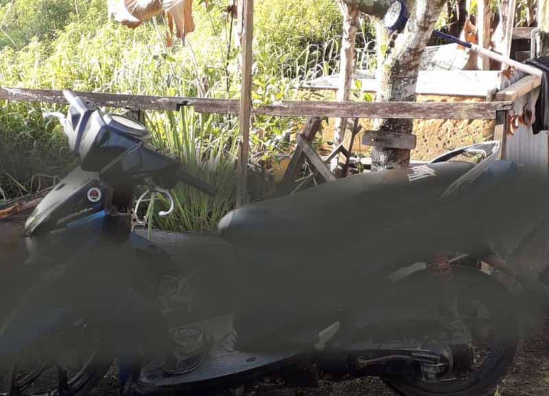 Sepeda Motor yang ditinggalkan Teduga Pelaku saat Aksi percobaan pencurian Ayam yang dilakukan kepergok warga. FOTO : Ist