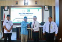 SINERGI HUKUM: Bupati Tanjung Jabung Barat, Anwar Sadat (kedua kiri), menyerahkan plakat kepada Kepala Kejaksaan Negeri Tanjab Barat usai penandatanganan perpanjangan MoU di Aula Kantor Inspektorat, Rabu (4/3). Kerja sama ini difokuskan pada pendampingan hukum guna mengawal proyek-proyek strategis daerah dari potensi penyimpangan. [FOTO : Dok. PROKOPIM]