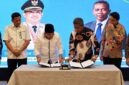 Bupati Tanjung Jabung Barat, Anwar Sadat, bersama perwakilan manajemen PT ASDP Indonesia Ferry (Persero) menandatangani MoU pengelolaan retribusi Pelabuhan Kuala Tungkal di Jakarta, Kamis (8/10/2026) untuk mengoptimalkan PAD dan tata kelola pelabuhan. (FOTO : Dok. Prokopim)
