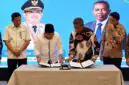 Bupati Tanjung Jabung Barat, Anwar Sadat, bersama perwakilan manajemen PT ASDP Indonesia Ferry (Persero) menandatangani MoU pengelolaan retribusi Pelabuhan Kuala Tungkal di Jakarta, Kamis (8/10/2026) untuk mengoptimalkan PAD dan tata kelola pelabuhan. (FOTO : Dok. Prokopim)