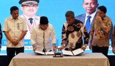 Bupati Tanjung Jabung Barat, Anwar Sadat, bersama perwakilan manajemen PT ASDP Indonesia Ferry (Persero) menandatangani MoU pengelolaan retribusi Pelabuhan Kuala Tungkal di Jakarta, Kamis (8/10/2026) untuk mengoptimalkan PAD dan tata kelola pelabuhan. (FOTO : Dok. Prokopim)