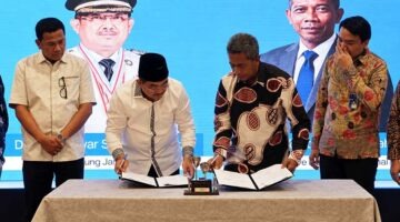 Bupati Tanjung Jabung Barat, Anwar Sadat, bersama perwakilan manajemen PT ASDP Indonesia Ferry (Persero) menandatangani MoU pengelolaan retribusi Pelabuhan Kuala Tungkal di Jakarta, Kamis (8/10/2026) untuk mengoptimalkan PAD dan tata kelola pelabuhan. (FOTO : Dok. Prokopim)