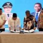 Bupati Tanjung Jabung Barat, Anwar Sadat, bersama perwakilan manajemen PT ASDP Indonesia Ferry (Persero) menandatangani MoU pengelolaan retribusi Pelabuhan Kuala Tungkal di Jakarta, Kamis (8/10/2026) untuk mengoptimalkan PAD dan tata kelola pelabuhan. (FOTO : Dok. Prokopim)