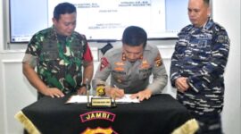 Kapolda Jambi Irjen Pol Rusdi Hartono, Danrem 042/Gapu Brigjen TNI Supriono dan Komandan Pangkalan TNI AL Palembang (Lanal) Kolonel Laut (P) Sandy Kurniawan Saat Penandatangan Nota Kerjasama di Ruang Coffee Morning Polda Jambi, Jumat (20/10//23). FOTO : Istimewa