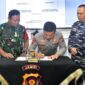 Kapolda Jambi Irjen Pol Rusdi Hartono, Danrem 042/Gapu Brigjen TNI Supriono dan Komandan Pangkalan TNI AL Palembang (Lanal) Kolonel Laut (P) Sandy Kurniawan Saat Penandatangan Nota Kerjasama di Ruang Coffee Morning Polda Jambi, Jumat (20/10//23). FOTO : Istimewa